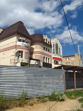 Забор на площади Победы никто не может убрать